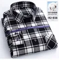 Primo piano di camicia casual da uomo in cotone spazzolato a quadri bianchi e neri piegata - 38/M / Grandi Quadri Nero e Bianco (R2-838)