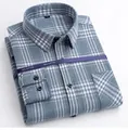 Primo piano dettagliato di una camicia scozzese grigia da uomo in cotone spazzolato - 38/M / Parte Superiore - Grandi Quadri Grigio Blu (R2-840)