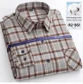 Primo piano di camicia scozzese grigia da uomo piegata in 100% cotone spazzolato - 38/M / Parte Superiore - Quadri Grigio Marrone Bianco (R2-851)