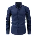Herren Langarmhemd in Marineblau mit gewellter vertikaler Textur und Slim Fit - Marineblau