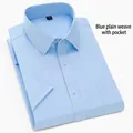Camicia business blu chiaro a maniche corte da uomo con trama piatta e taschino - Armatura tela blu (con tasche) / 38