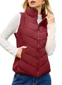Detalle de un chaleco acolchado granate para mujer con cuello alto y cremallera completa. - S / Tops / Rojo