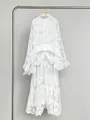 Détail d'une robe en dentelle française blanche avec col haut et manches cloches élégantes - S / Robes / Blanc