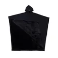 Detalle de un poncho negro con capucha y un forro de felpa suave para el invierno. - Talla única / Tops / Negro