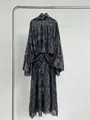 Robe longue élégante en dentelle florale noire avec col montant et manches cloche. - S / Robes / Noir