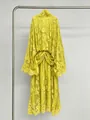 Détail d'une robe en dentelle jaune de style français avec des manches cloches. - S / Robes / Jaune