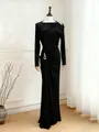 Elegante zwarte maxi-jurk met lange mouwen, artistieke tailleplooien en metaalaccent - S / Dresses / Zwart