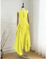 Elegante abito lungo giallo senza maniche con taglio e dettaglio gonna a pieghe irregolare - Taglia S / Vestiti / Giallo