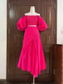 Detalle del conjunto fucsia con top de mangas abullonadas y falda larga plisada asimétrica - S / Top Y Pantalón / Rosa