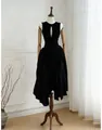 Elegante abito nero senza maniche con apertura sul petto e orlo a pieghe irregolare - Taglia S / Vestiti / Nero