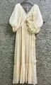 Robe longue plissée crème chic avec manches bouffantes et appliques florales 3D - S / Robes / Abricot