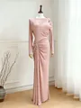 Detail van elegante mauve maxi-jurk met lange mouwen, geplooide taille en design gesp sluiting - S / Dresses / Roze