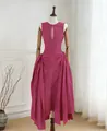 Vista dettagliata di un elegante abito smanicato magenta con ritaglio e pieghe laterali. - Taglia S / Vestiti / Rosa