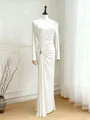 Elegante witte maxi-jurk met lange mouwen, plooien en metalen detail - S / Dresses / Wit