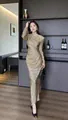 Detailweergave van metallic gouden geplooide jurk met lange mouwen en elegante schouderborduur - S / Dresses / Goud