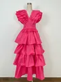 Detailopname van een elegante felroze avondjurk met gelaagde ruches en een diepe V-hals - S / Dresses / Roze