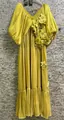 Robe maxi plissée jaune française avec manches bouffantes et détails d'appliques florales 3D - S / Robes / Jaune