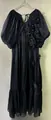Vue détaillée des appliqués floraux 3D et du tissu plissé sur cette robe noire élégante. - S / Robes / Noir