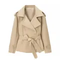 Detailansicht einer stilvollen beigen kurzen Trenchjacke mit Bindegürtel - Khaki