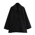 Vista detallada de un abrigo corto de lana negra estilo francés con cuello solapa. - M / Tops / Negro