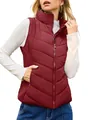 Detalle del chaleco acolchado burdeos para mujer con cuello alto y cremallera frontal - S / Tops / Burdeos