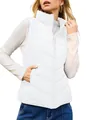 Primer plano de un chaleco acolchado blanco para mujer con cuello alto y cremallera. - S / Tops / Blanco