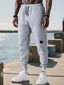 Detalle de pantalones jogger grises para hombre con puños elásticos en un puerto - XS / Bottoms / Gris claro