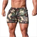 Gros plan d'un short de fitness camouflage pour homme avec taille à cordon sur mannequin - Camouflage Vert