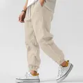 Dettaglio dei pantaloni jogger da uomo in cotone e lino traspirante su un modello - Taglia S / Pantaloni e gonne / Kaki