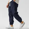 Detail einer marineblauen Baumwoll-Leinen-Jogginghose mit elastischem Kordelzugbund - Marineblau