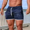 Dettaglio dei pantaloncini da spiaggia blu navy da uomo con coulisse bianca e bordo sul modello - Taglia M / Pantaloni e gonne / Blu navy