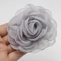 Elegante broche de rosa de organza gris de 8 cm con detalles de pétalos de borde quemado - Púrpura