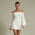Robe courte blanche plissée à épaules dénudées avec taille smockée et manches - S / Robes / Blanc