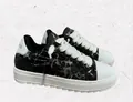 Vista detallada de las zapatillas negras NUMERIS con moteado plateado y suela blanca gruesa - 40 / Tinta Salpicada Negro Plata