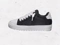 Detalle de las zapatillas NUMERIS blancas y negras con suela gruesa y cordones blancos - 36 / Negro con rotos