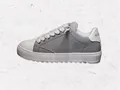Detalle de las zapatillas casuales en gris y blanco con suelas gruesas blancas y cordones. - 36 / Plata Blanca