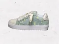 Vista lateral detallada de las zapatillas de plataforma NUMERIS en denim desgastado - 36 / Azul y Blanco