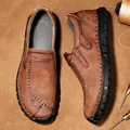 Hochwertige braune Herren-Slipper aus echtem Leder mit handgefertigten Kontrastnähten - 38 / Hellbraun