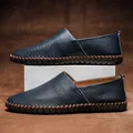 Vista laterale di mocassini in pelle traforata blu navy con dettagli cuciti a mano marroni. - 38 / Mocassini Traforati (955) / Blu