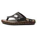 Vista lateral de sandalia tipo chancla para hombre con textura de mapa y detalle A - 38 / Negro