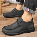 Klassische schwarze Herren-Freizeitschuhe aus Leder mit dicker Sohle und Handnähten. - 38 / Grau