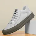 Sneakers eleganti mid-top da uomo in pelle bianca con suole grigie spesse per primavera - Taglia 38 / Bianco (66188)