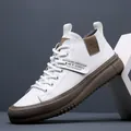 Eleganti sneaker alte in pelle bianca da uomo con suola spessa marrone ed etichetta laterale - Taglia 38 / Stile Bianco 20022