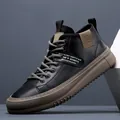 Moderne sneakers alte da uomo in pelle nera con suola marrone spessa e toppe alla moda di tendenza - Taglia 38 / Nero
