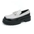 Herren-Loafer mit Krokodilmuster, Quasten und dicker Plateausohle in Schwarz und Weiß - 38 / Weiß 11