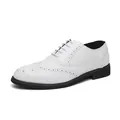 Klassische weiße Herren Brogue Abendschuhe mit Wingtip-Details und schwarzer Laufsohle - 38 / Weiß
