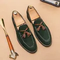 Premium loafers από σκούρο πράσινο σουέτ με καφέ φούντες και λευκές ραφές - 38 / Πράσινο