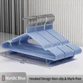 Cintres antidérapants revêtus de plastique avec crochets, finition bleu nordique - Ensemble de 10 Pièces / Bleu Nordique