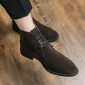 Vue détaillée de bottines Chukka vintage en daim marron pour homme sur parquet - 38 / Brun Foncé