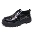 Schwarzer Lackleder-Brogue-Schuh mit Gravurmustern und dicker Profilsohle - 38 / Geschnitzter Nieten-Stil (53) / Schwarz